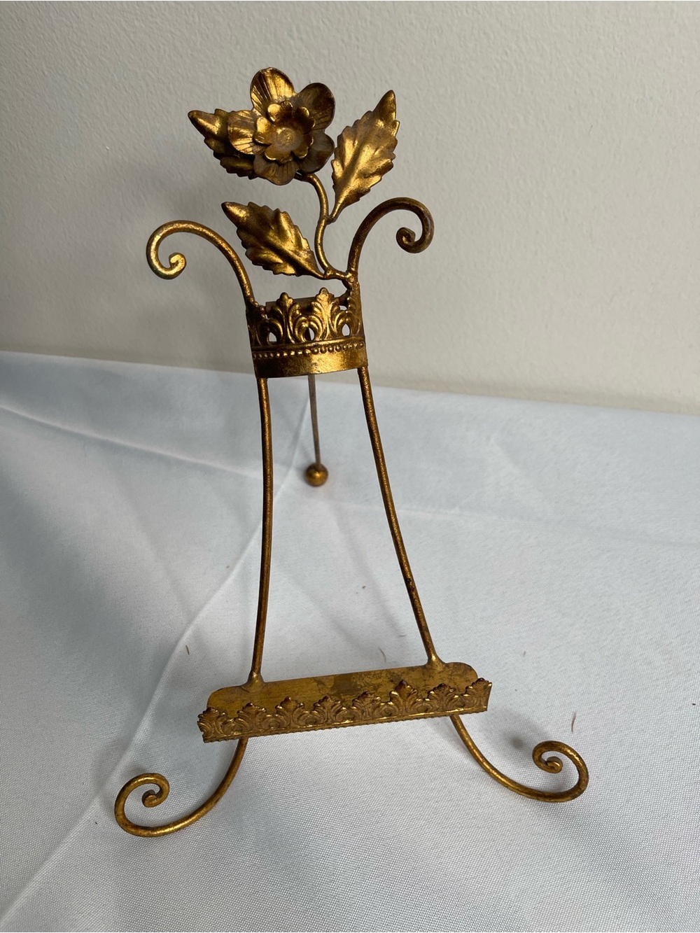 Vintage Gold Floral Metal Display Easel - Elegant Wall Decor Accent